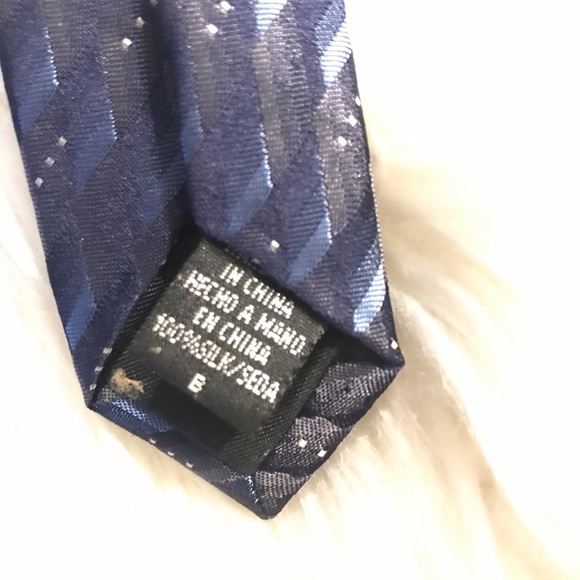 237.  Van Heusen Necktie - Picture 4 of 6